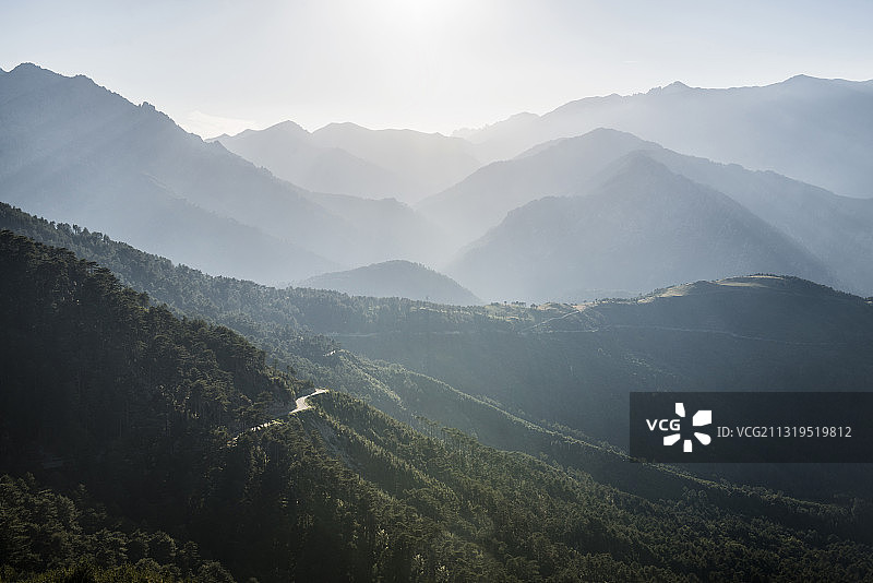 法国科西嘉岛科尔特的山路风光图片素材