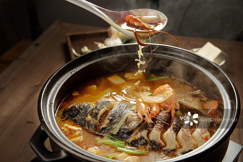 桌子上的一盘千岛湖鱼头图片素材