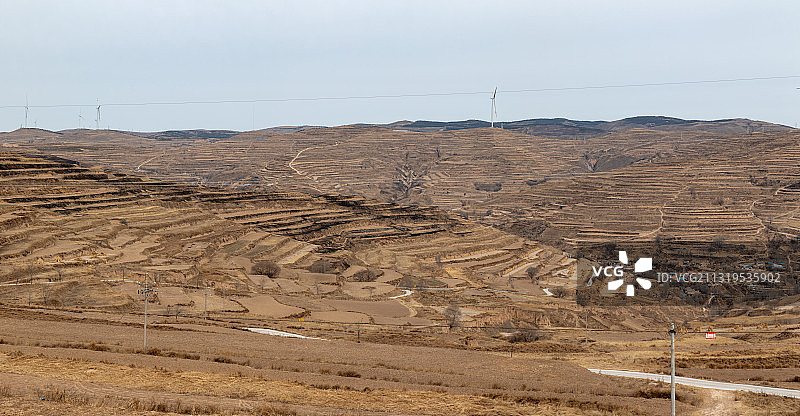 黄土高原上山窝窝里的村落图片素材