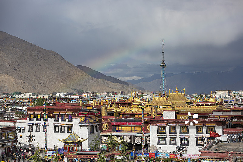 大昭寺上空的彩虹图片素材