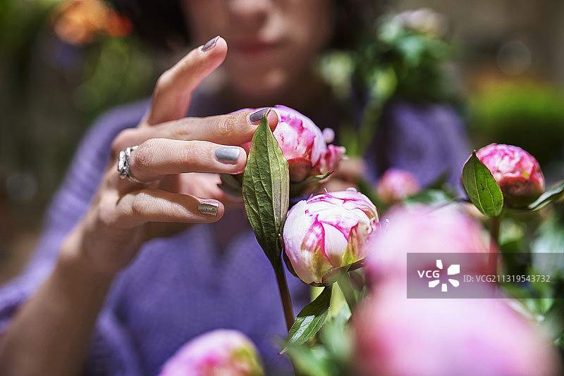 花店店员整理花束图片素材