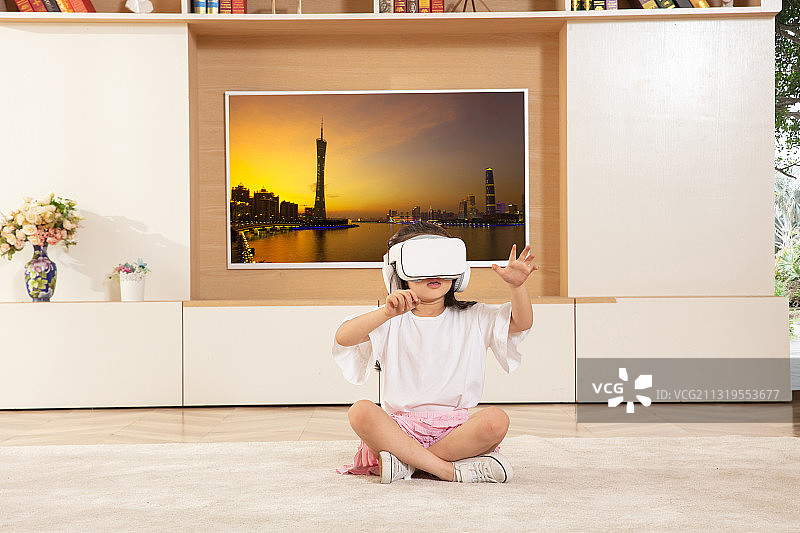 客厅里玩VR的小女孩图片素材
