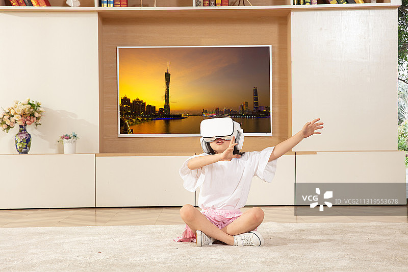 客厅里玩VR的小女孩图片素材