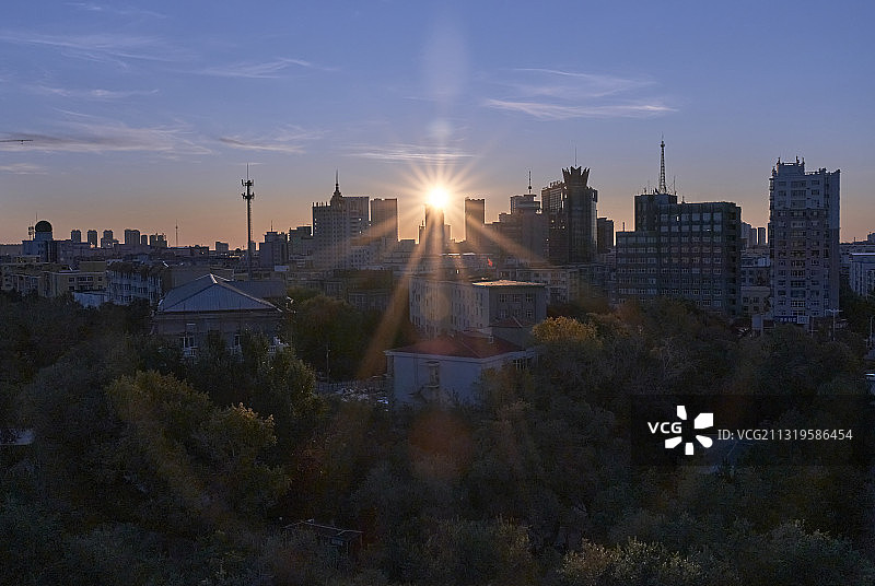 中国黑龙江齐齐哈尔龙沙公园日出阳光图片素材