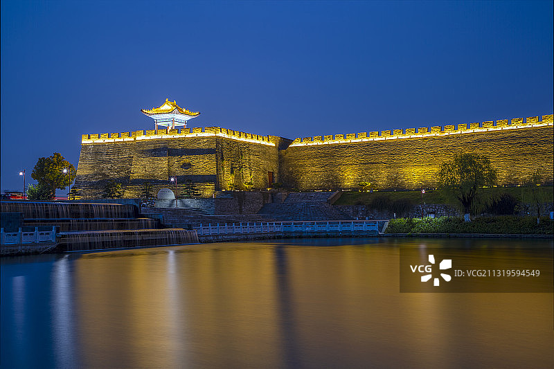 襄阳古城夫人城护城河夜景城市风光图片素材
