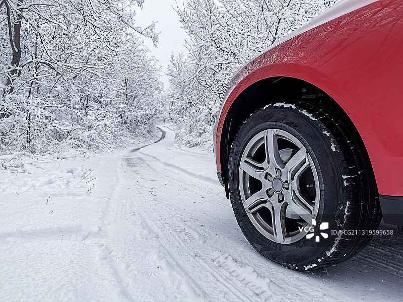 雪地上的车轮痕迹图片素材