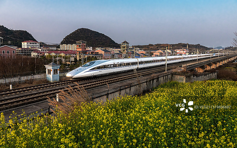 开进春天的和谐号图片素材