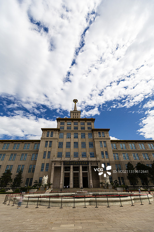 蓝天白云下的中国人民革命军事博物馆图片素材