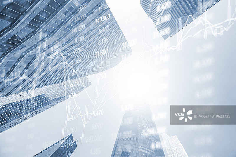 低角度仰视现代商业建筑和金融股市走势概念图片素材