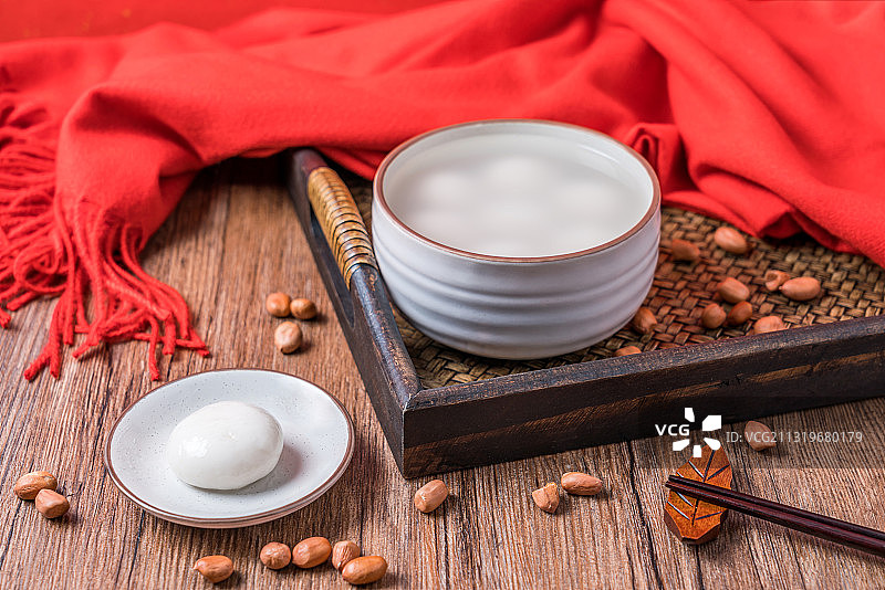 红色背景下的中国元宵节传统美食花生汤圆图片素材