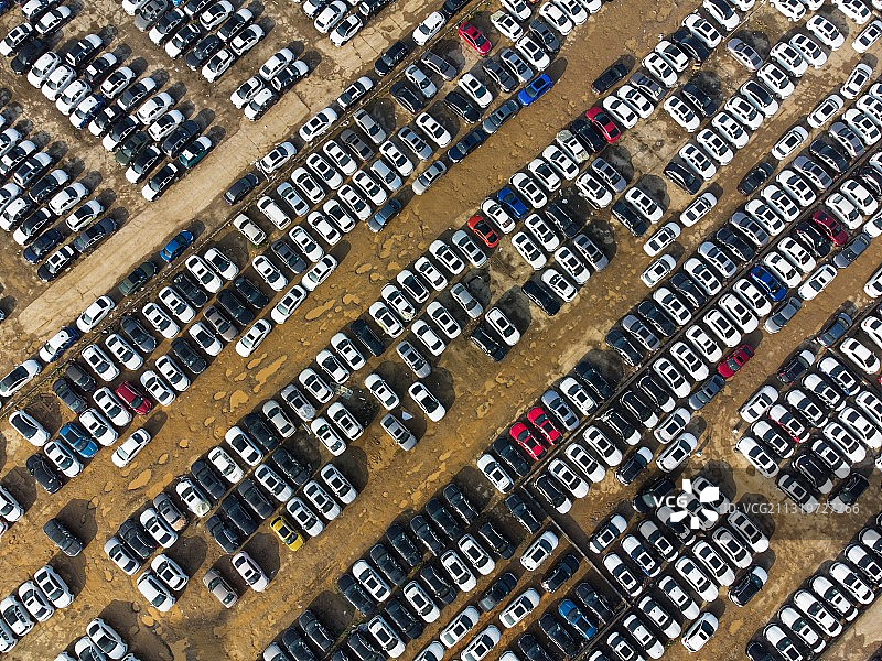 航拍露天停车场  汽车4S店车库 四周高楼林立图片素材