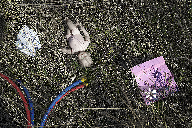 干草地上的散落物品图片素材