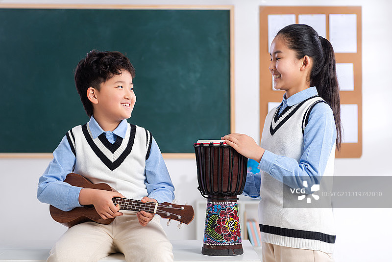 课堂上小学生图片素材