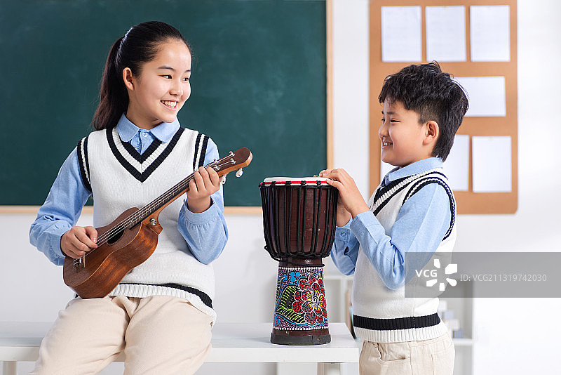 课堂上小学生图片素材