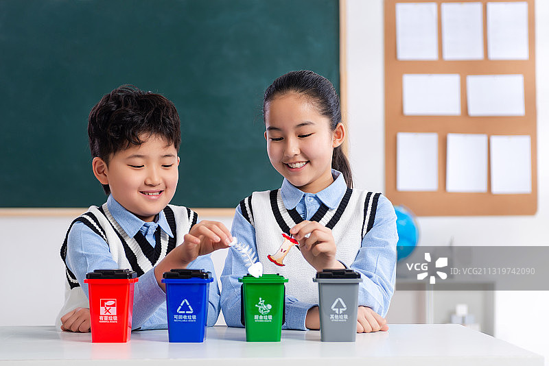 课堂上小学生图片素材