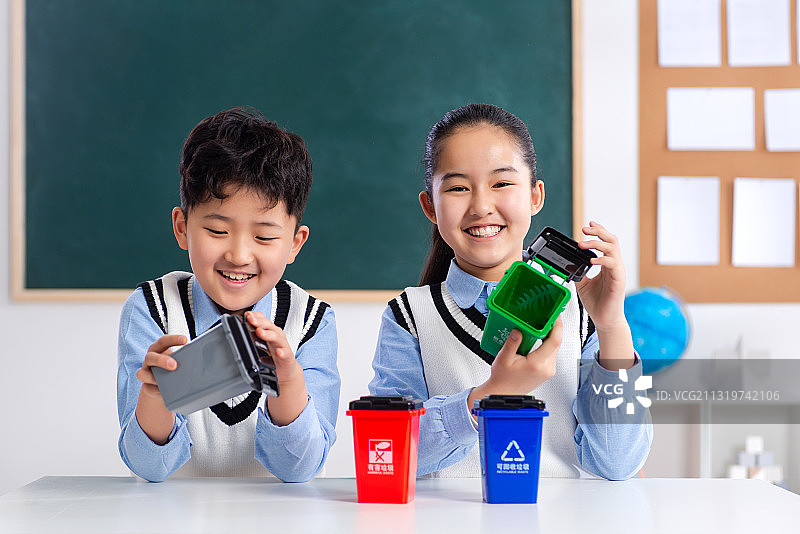 课堂上小学生图片素材