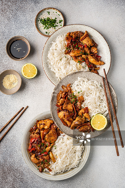 桌上餐食的俯视图图片素材