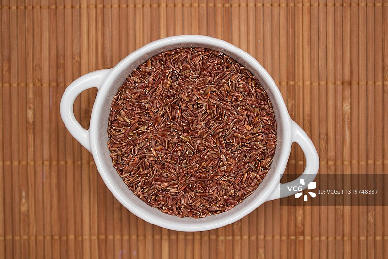 桌上碗中的米饭俯视图图片素材
