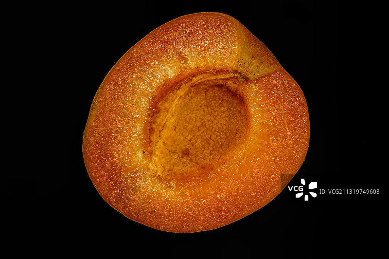 黑色背景下半个木瓜的特写图片素材