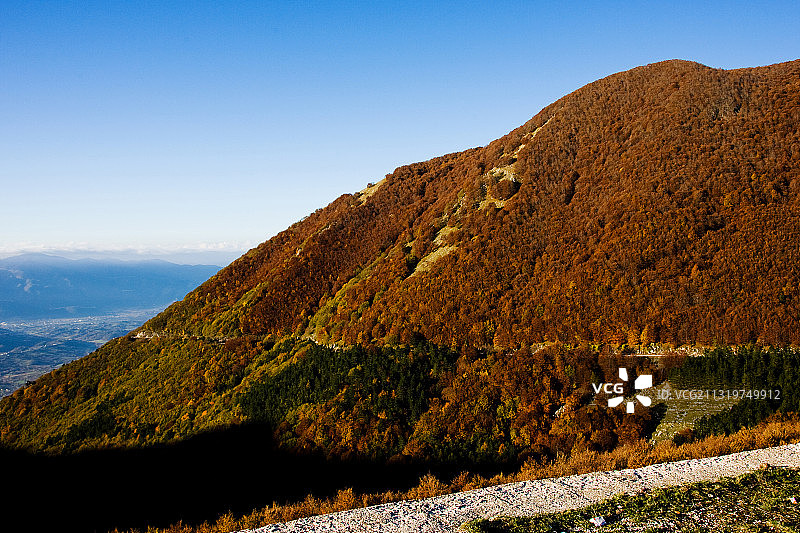 蓝天下的群山美景，意大利图片素材