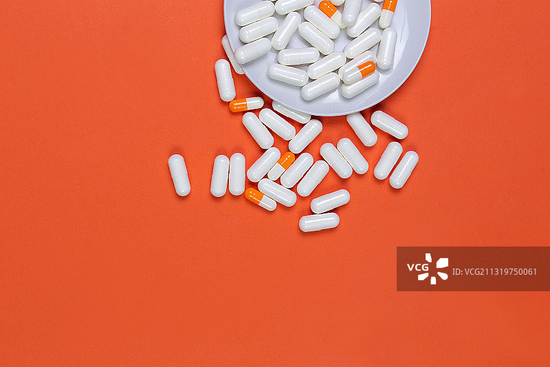 红色背景上的药品的俯视图图片素材