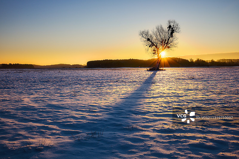 日落时分波兰伊扎贝林国家公园冰冻湖泊风光图片素材