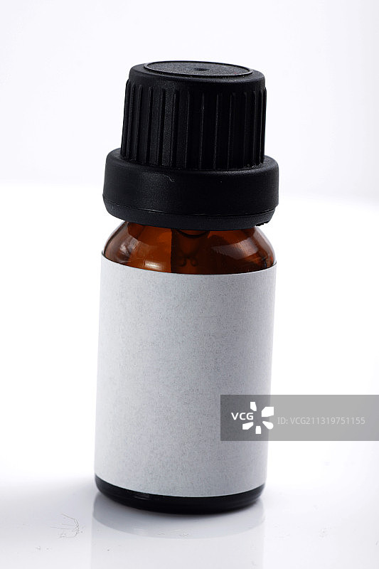 印度尼西亚雅加达，白色背景下的瓶子特写图片素材