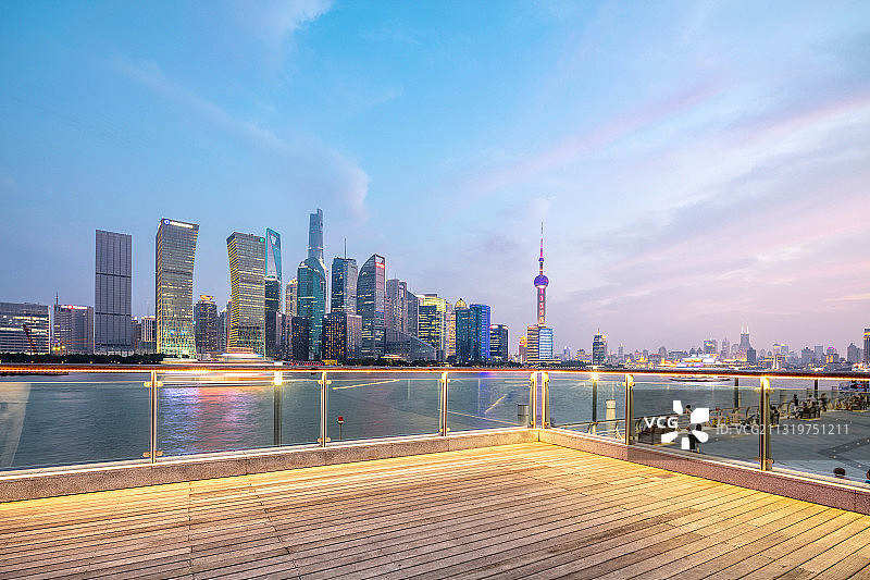 上海北外滩城市建筑群汽车广告背景图图片素材