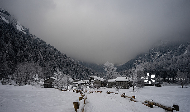 白雪覆盖的山脉映衬着天空的风景图片素材