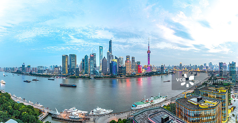 无人机航拍鸟瞰上海陆家嘴金融区摩天大楼夜晚城市风光图片素材