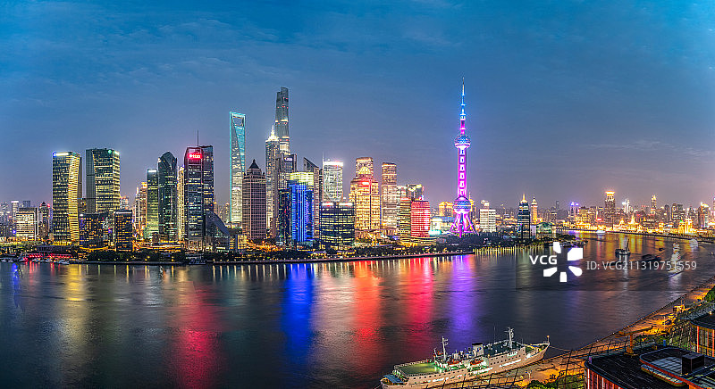 无人机航拍鸟瞰上海陆家嘴金融区摩天大楼夜晚城市风光图片素材