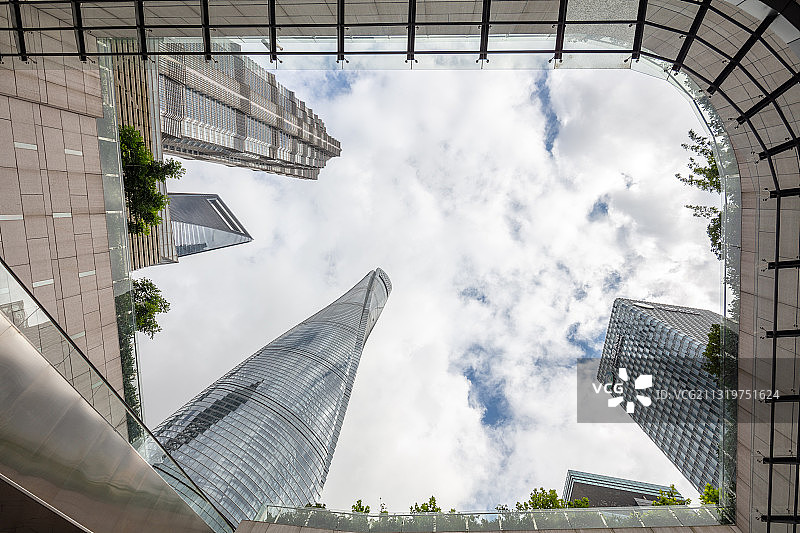 仰视上海陆家嘴摩天大楼图片素材