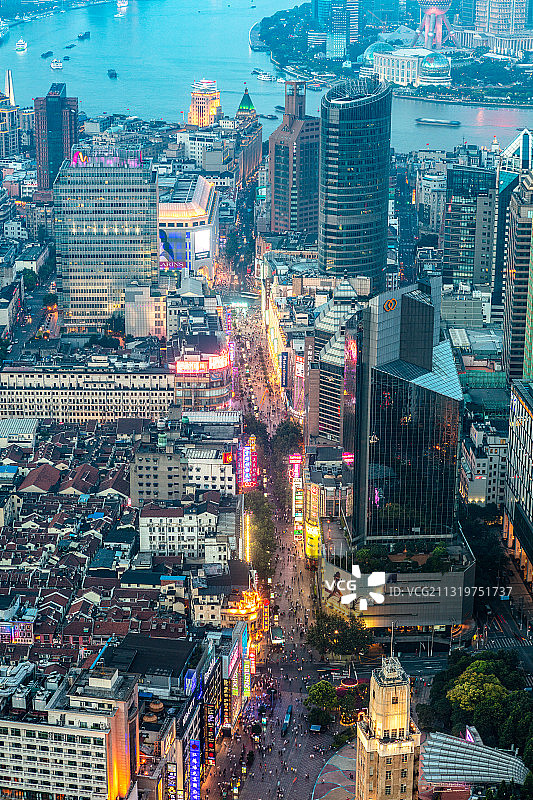 鸟瞰上海商业街南京路步行街夜晚风光图片素材