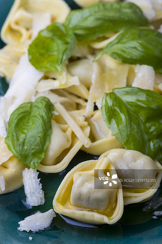 桌子上盘子里的食物的特写图片素材