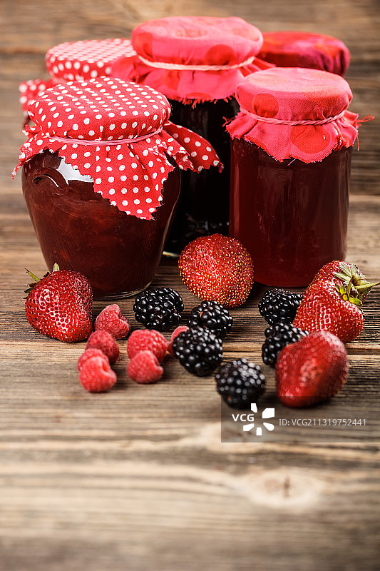 桌上草莓和饮品特写图片素材