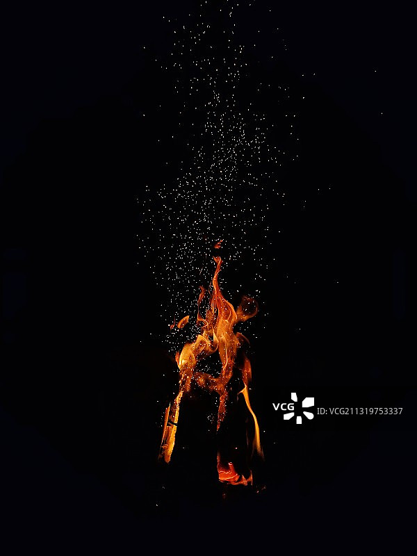 黑色背景下的火焰特写图片素材
