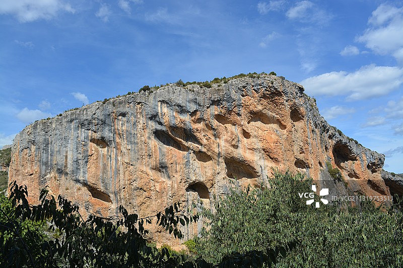 仰视岩石结构映衬天空，西班牙阿富埃拉斯图片素材