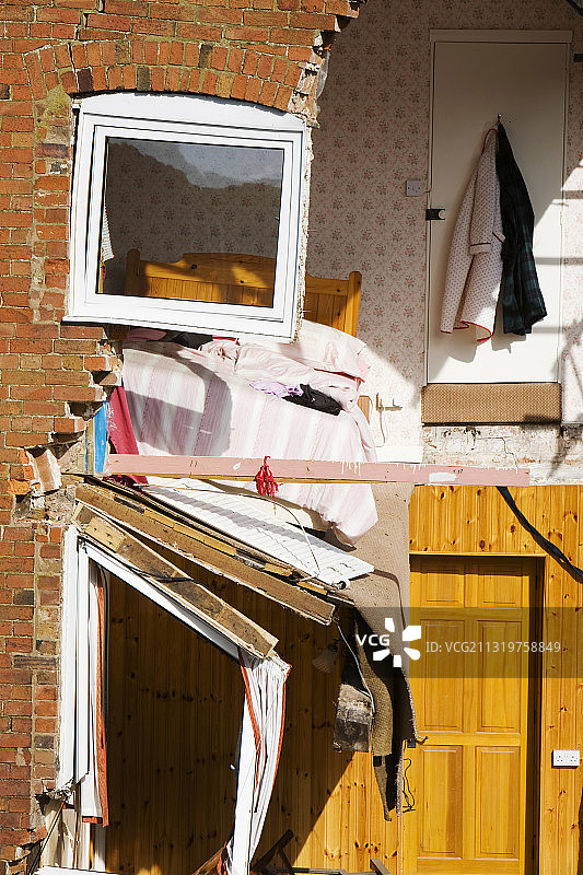 卢德洛河畔房屋地基受损，部分坍塌入河图片素材