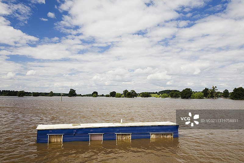 英国格洛斯特郡特克斯伯里被洪水淹没的大篷车图片素材