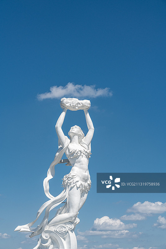 蓝天白云女娲补天雕塑图片素材