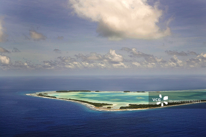图瓦卢富纳富提环礁，最高点海拔仅15英尺图片素材