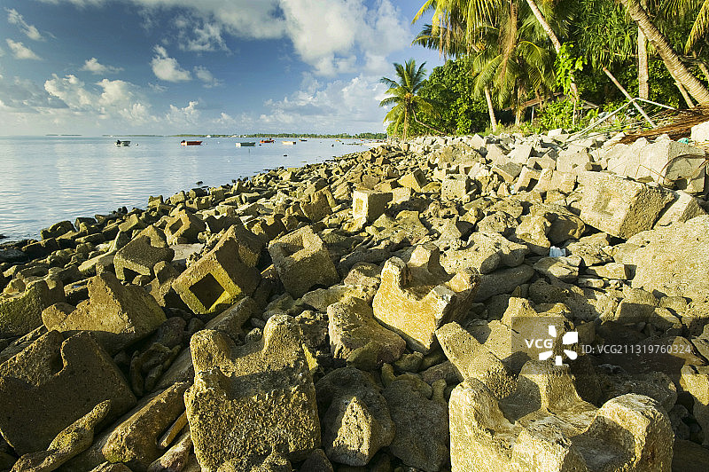 图瓦卢富纳富提环礁海滩上的水泥海堤图片素材
