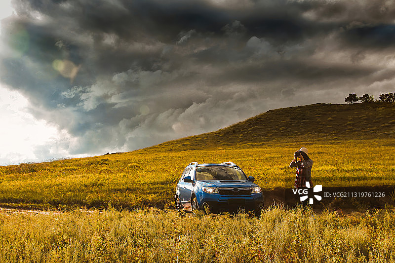 自驾旅行的摄影人物图片素材