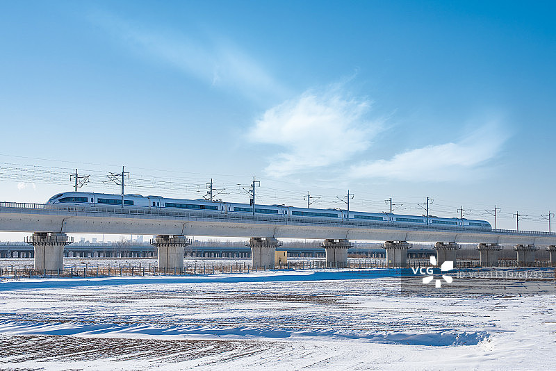 冬季桥上飞驰的高速列车图片素材