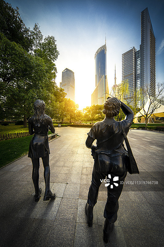 落日时刻的陆家嘴中心绿地的雕塑图片素材