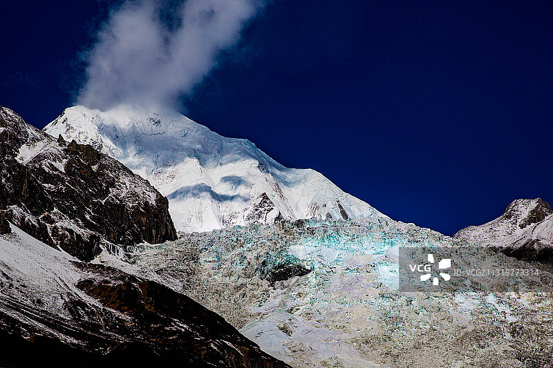 贡嘎雪山冰川瀑布图片素材