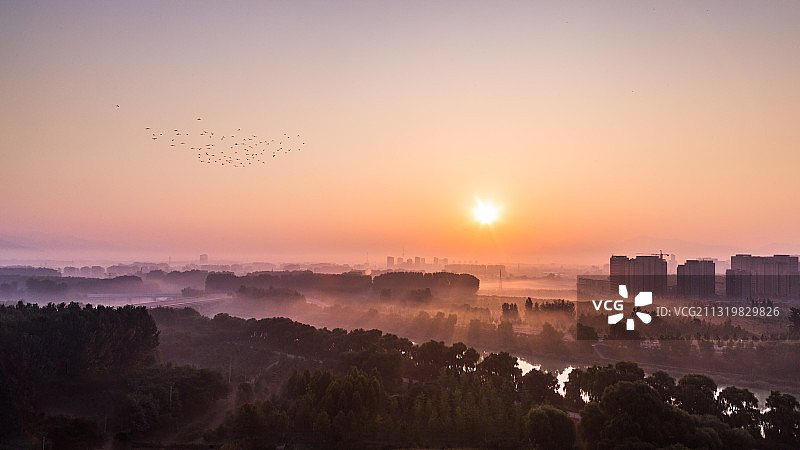 晨光照晨雾图片素材