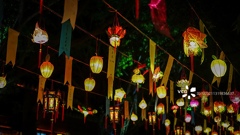 民俗村节日夜景：张灯结彩图片素材