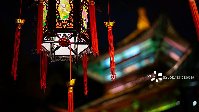 民俗村节日夜景：张灯结彩图片素材