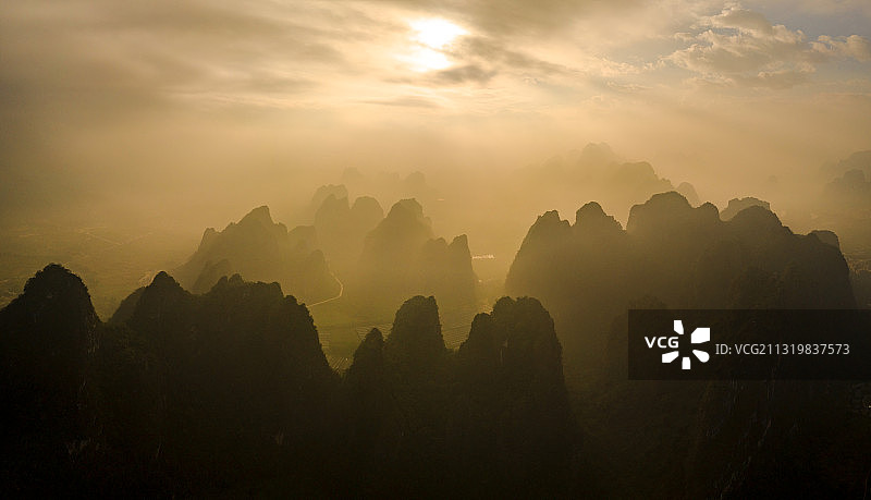 广东省英德市黄花镇喀斯特地貌峰林图片素材